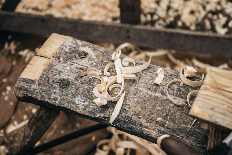 Caja de madera abierta con herramientas manuales ordenadas en su interior