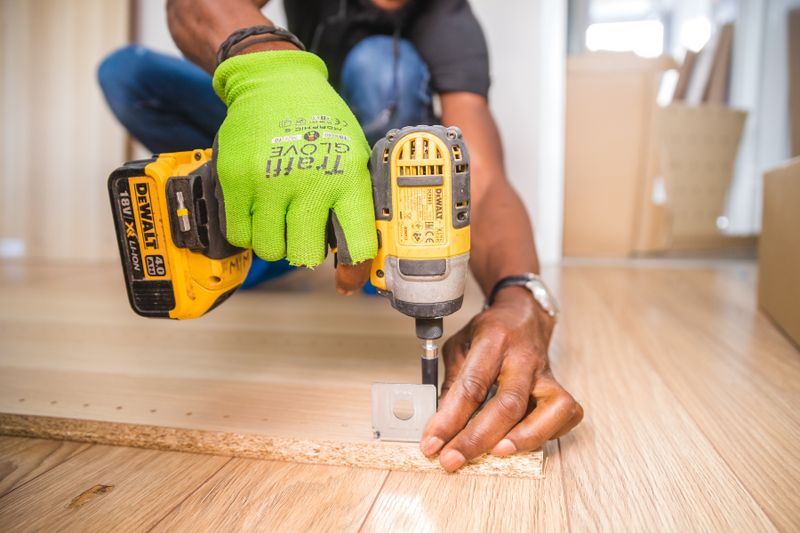 Banco de madera bajo dentro de un taller con virutas en el piso